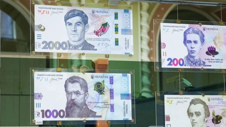 На нових 2000 гривнях Тризуб перетворюється на знак гривні: як це працює