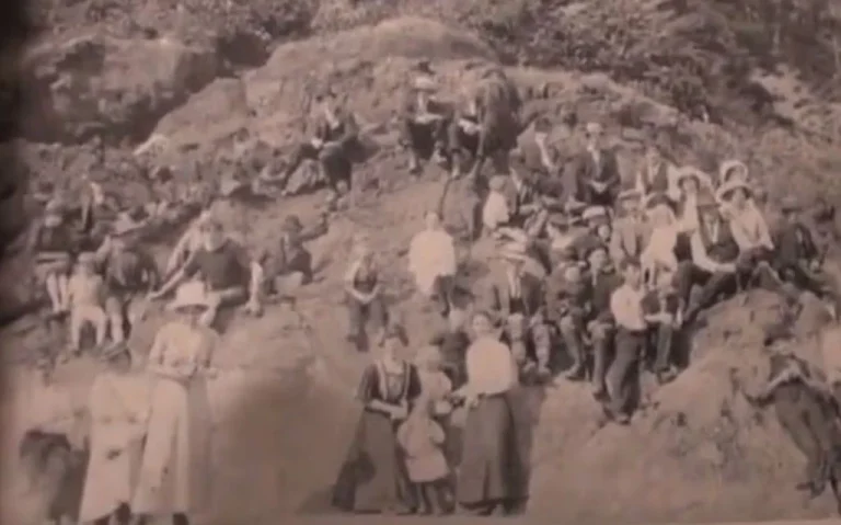 На фото 1917 року помітили чоловіка у «сучасному» одязі