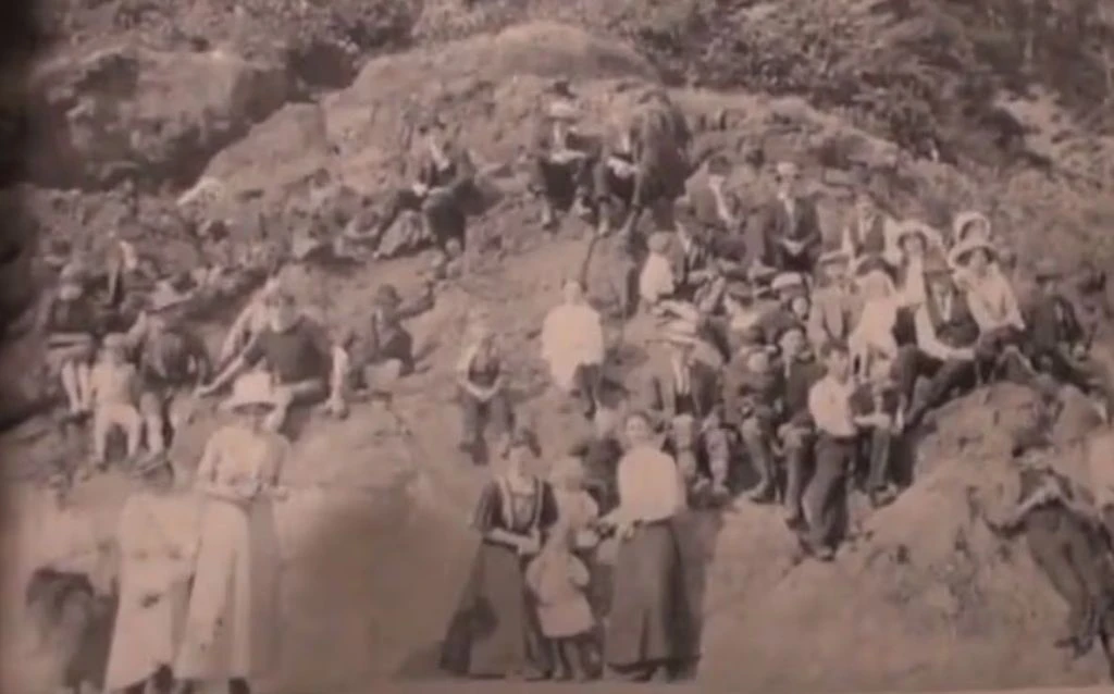 На фото 1917 року помітили чоловіка у «сучасному» одязі