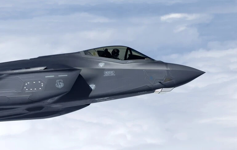 Китай отримав секретні деталі F-35 через помилку в доставці: працівник UPS пропустив важливе попередження