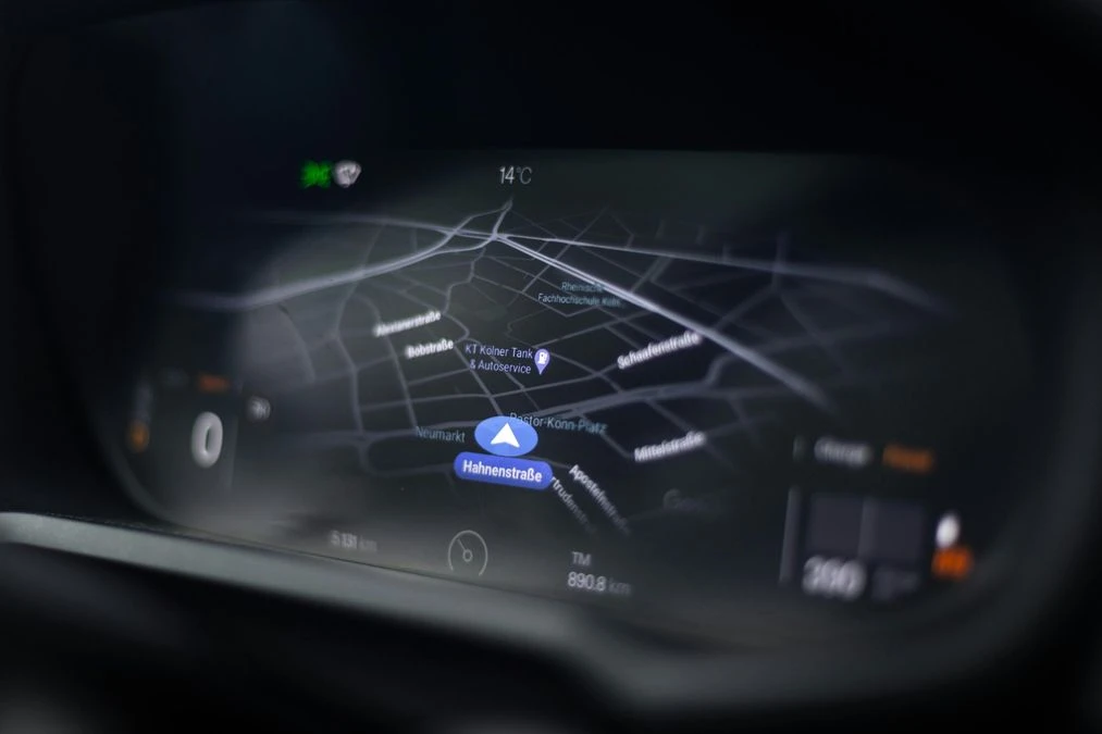 Сучасні авто можуть стежити за водіями через камери та GPS: розвідка попередила про ризики